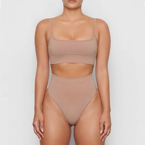SKIMS Seamless sculpt mid waist thong. Size L. Brand new.
